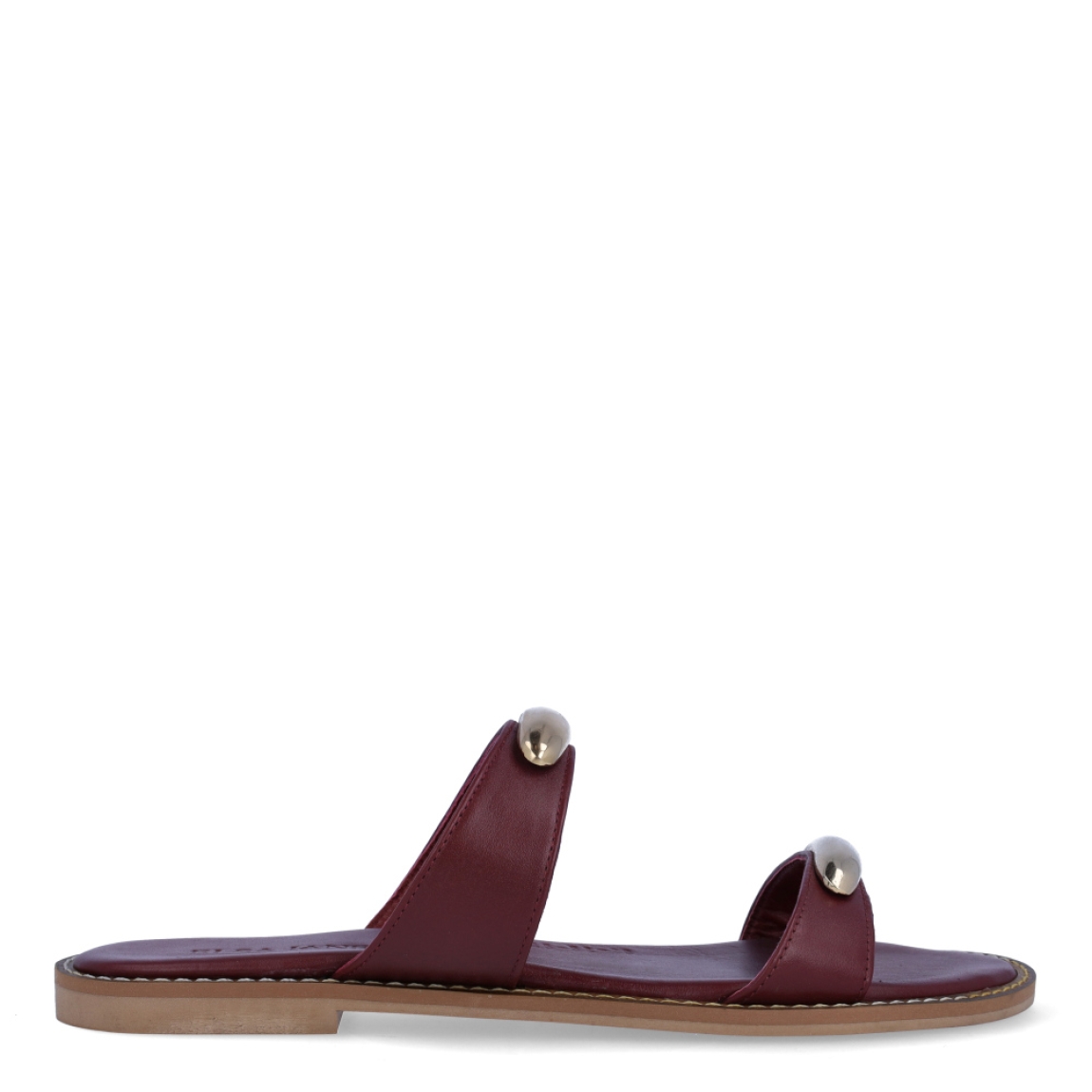 Sandalias de la marca Itse, modelo MISAK. Exterior en piel color granate con tiras en pala con adornos en metal. Interior en piel color granate. Suela plana de goma. Estas sandalias Itse MISAK son ideales para esta temporada, en donde lucirás tus looks más frescos y cómodos.