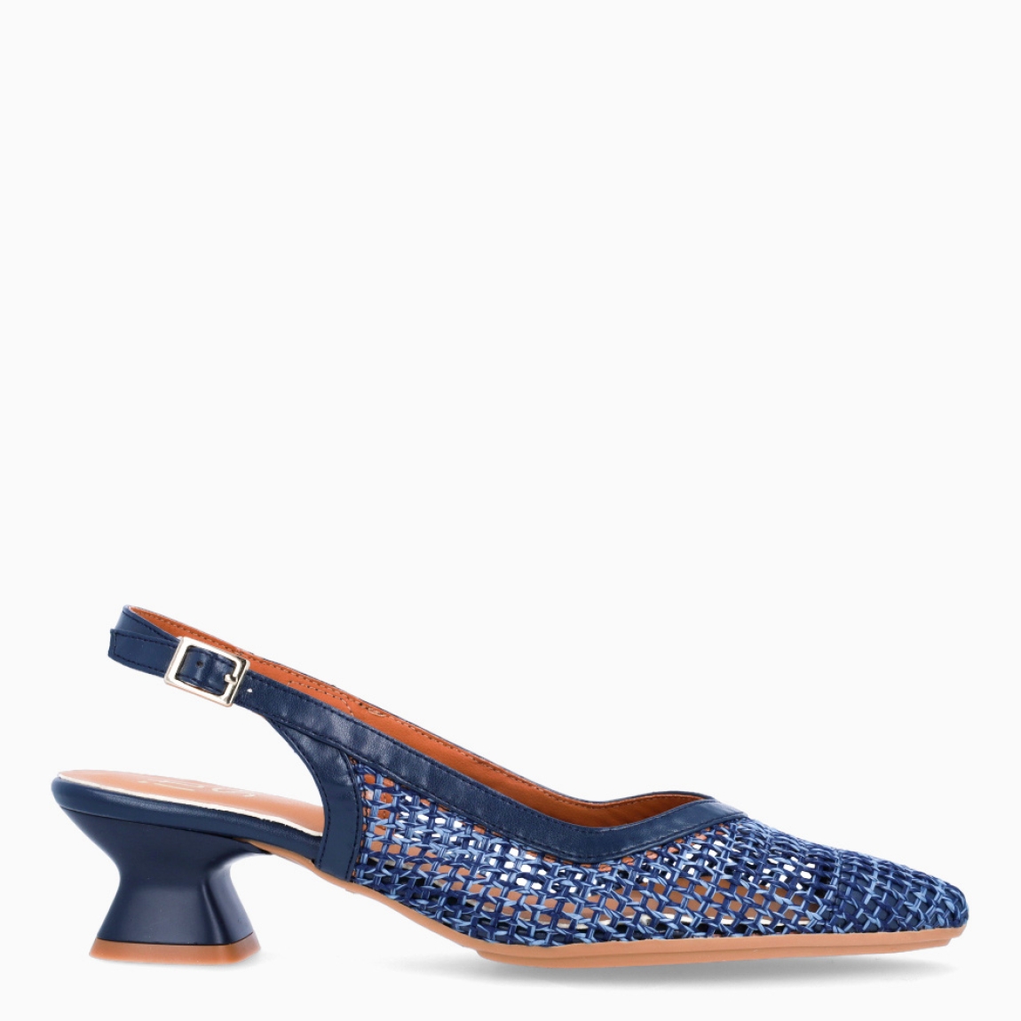 Salones destalonados de la marca Itse, modelo THORA. Salones elaborados en textil color azul con efecto rejilla transparente. Interior en piel color nude. Salones Itse con punta lápiz y cierre con hebilla en tobillo. Salones Itse THORA con tacón de 4cm de altura. Salones Itse THORA, complemento ideal para estilizar tus looks!