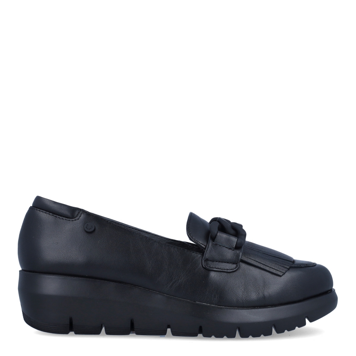 Mocasines de la marca Stonefly, modelo NAPPA LTH. Exterior en piel color negro con detalle de cadena y flecos en la pala. Interior con plantilla acolchada y extraíble para máxima comodidad. Suela de goma con cuña de 4cm de altura. Estos mocasines NAPPA LTH de Stonefly son unos clásicos, indispensables en tu día a día.