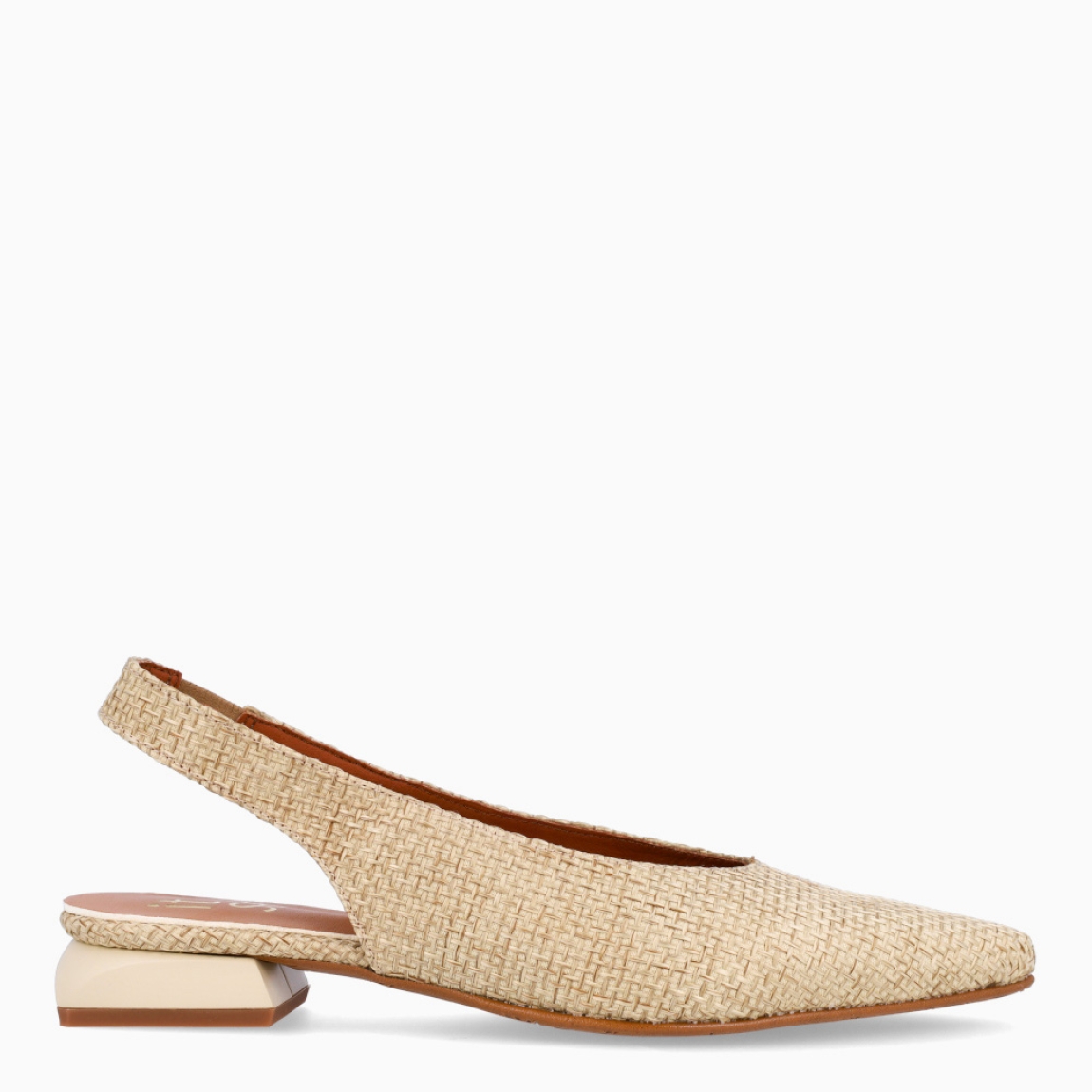 Salones destalonados de la marca Itse, modelo ANTONIA. Salones elaborados en piel bordada color beig. Salones en punta de lápiz con cierre en tira de elástico en el talón. Suela de goma plana. Estos salones Itse ANTONIA son un complemento con estilo, elegancia y comodidad, perfectos para la temporada!