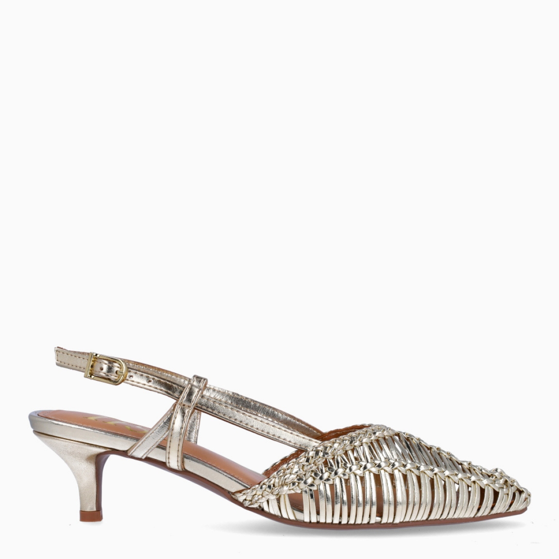 Salones de la marca Itse, modelo CARSON. Elaborados en piel trenzada color platino con punta lápiz. Interior en piel color nude. Cierre con hebilla en tobillo. Salones destalonados con tacón de 4cm de altura. Estos salones Itse CARSON son ideales para tus eventos!