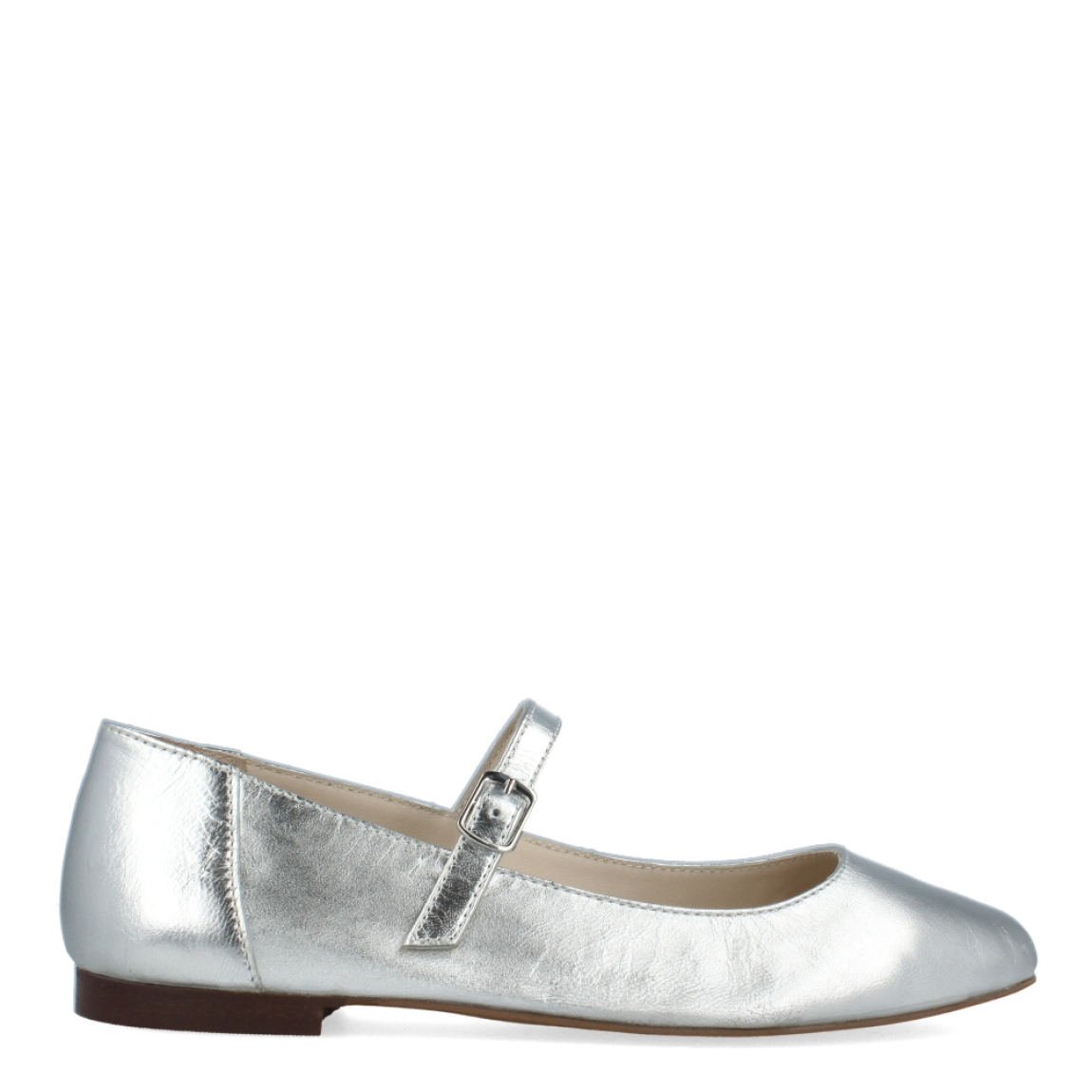 Merceditas de la marca Top 3 Shoes, modelo FANIE. Exterior de las merceditas en piel color plata. Interior de las merceditas en piel color beig. Cierre de las merceditas Top 3 Shoes con hebilla y suela plana. Estas merceditas Top 3 Shoes FANIE son un complemento clásico y tendencia para esta temporada. No puede faltar en tu armario.