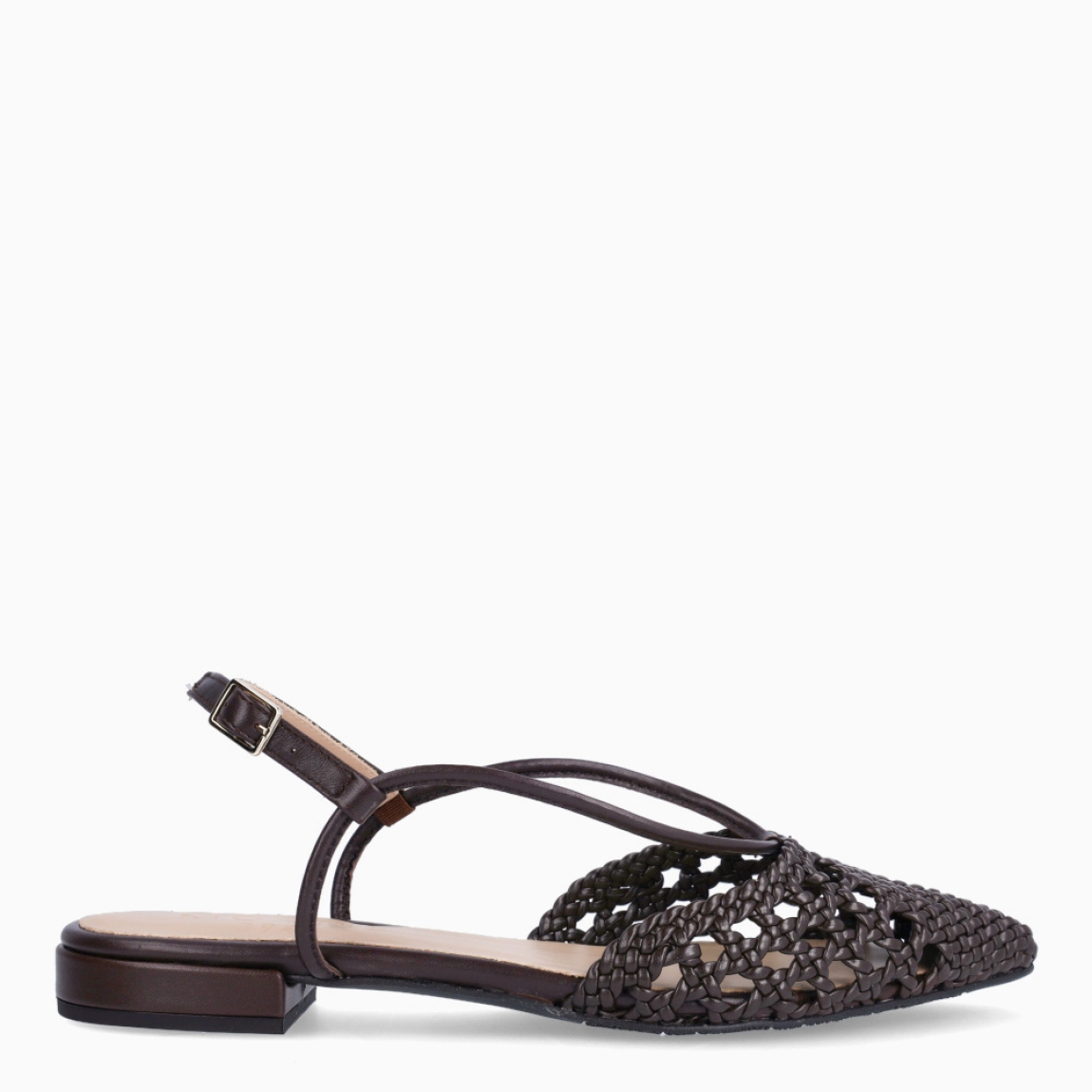 Salones destalonados de la marca Munné, modelo BURGA. Salones elaborados en piel trenzada color marrón. Salones en punta de lápiz con dos tiras en pala que llevan hasta el cierre con hebilla en talón. Suela de goma plana. Estos salones Munné BURGA son un complemento con estilo, elegancia y comodidad, perfectos para la temporada!