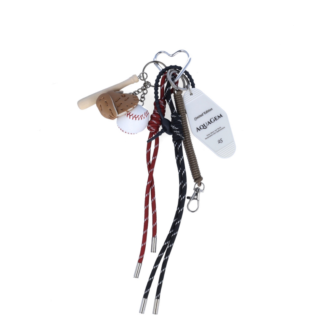 Charm de la marca MUNNÉ, modelo BÉISBOL. Formado por mini accesorios que aportan personalidad al bolso que lo añadas. Continee mini bate de béisbol, guante y pelota de béisbol, mosquetón en formade corazón, cuerda con nudo burdeos y negra, mosquetón con resorte marrón y placa con mensaje. Complemento perfecto para tus bolsos.