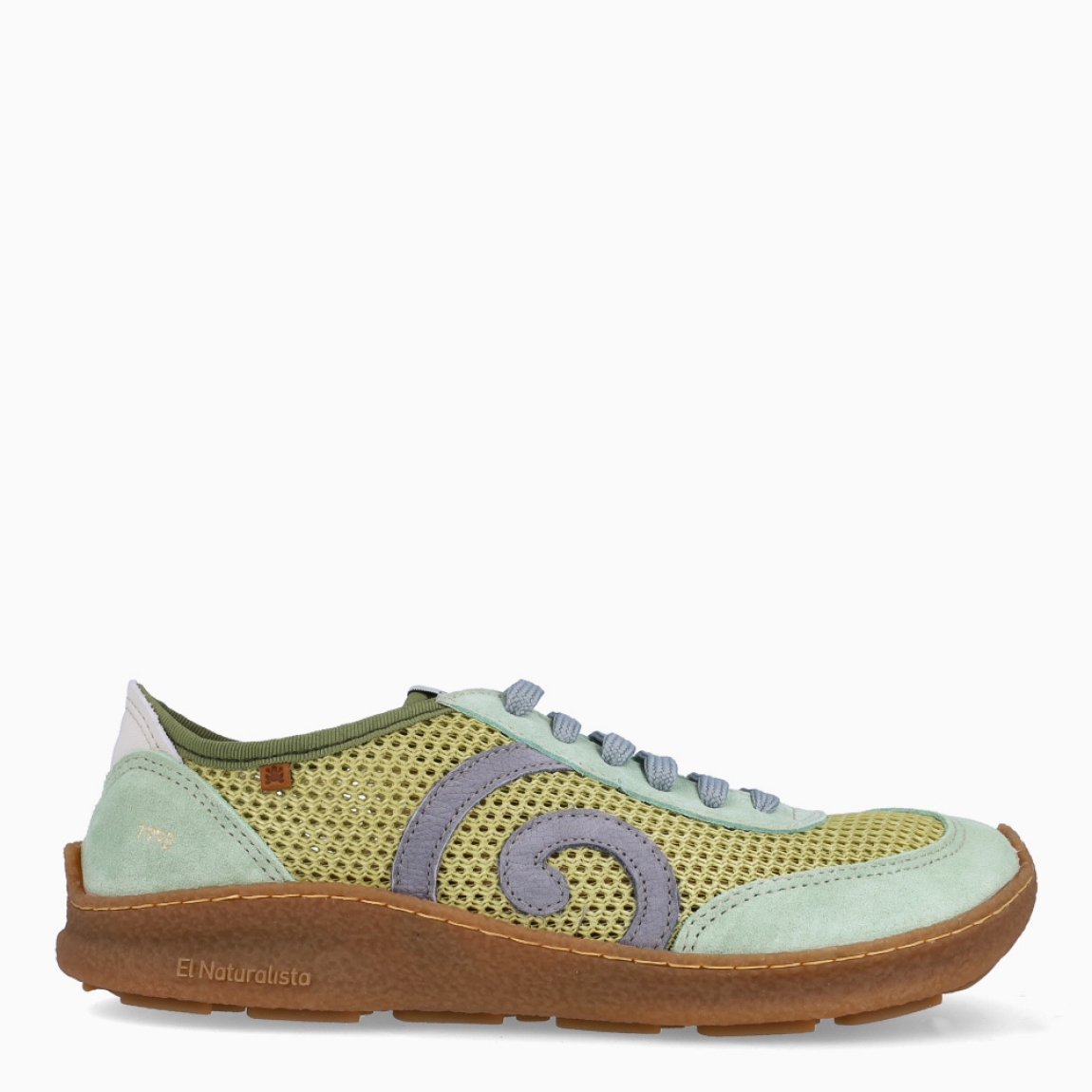 Deportivas de la marca El Naturalista, modelo OLIVER. Deportivas elaboradas en naylon color oliva con detalle de logo en parte exterior y efecto troquelado. Interior en piel. Cierre de deportivas El Naturalista con cordones y suela de goma plana. Estas deportivas El Naturalista OLIVER tiene un diseño ligero y flexible que ofrece una experiencia barefoot con cada movimiento! Ideal para tu día a día!