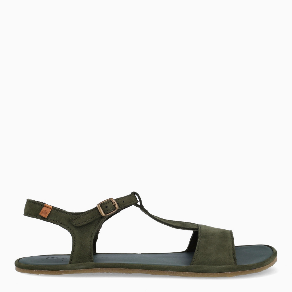 Sandalias de la marca El Naturalista, modelo SULIVAN. Elaboradas en nobuc color kaki con tira central en pala. Interior en piel color kaki. Cierre con hebilla en tobillo y suela de goma plana. Sandalias El Naturalista SULIVAN brinda una experiencia barefoot con un diseño básico y duradero. No te puede faltar en el armario esta temporada!