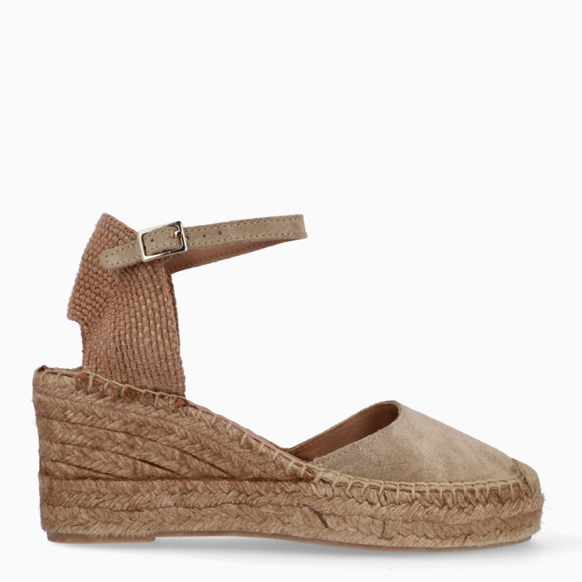 Alpargatas de la marca Itse, modelo CARLA. Exterior en ante color camel con punta redonda. Interior en piel color nude. Alpargatas Itse con cuña de 7cm de altura. Cierre con hebilla en tobillo. Estas Alpargatas CARLA son ideales para lucirlas esta temporada!