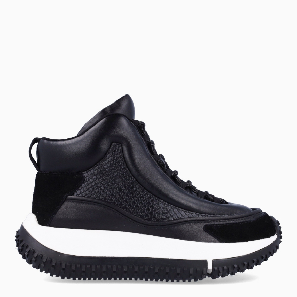 Botines de la marca 4CCCCEES, modelo KAPOK GONI. Exterior en piel color negro con efecto serpiente. Interior en piel color negro con plantilla acolchada y extraíble para máxima comodidad. Cierre de los botines 4CCCCEES con cordones negros y suela con cuña de 4cm de altura. Estos botines 4CCCCEES KAPOK GONI son unos clásicos combinables con distintos looks!