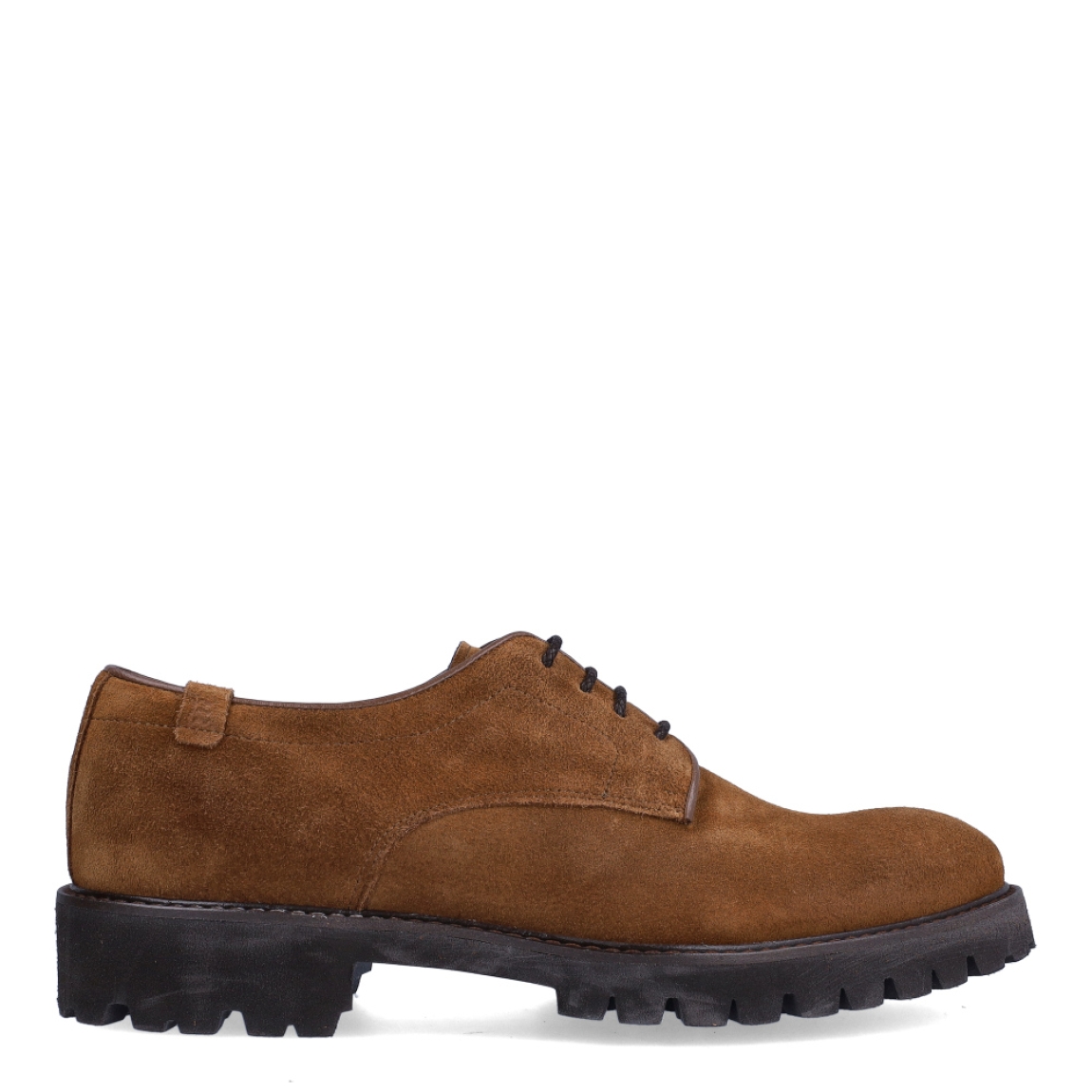 Blucher de la marca EMIREY, modelo E57. Exterior en serraje color cuero. Cierre con cordones y suela de goma plana dentada. Estos blucher EMIREY E57 son un complemento de elegancia y comodidad.