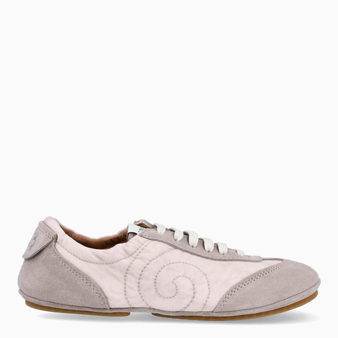 Deportivas de la marca El Naturalista, modelo RODRI. Deportivas elaboradas en naylon color taupe con detalle de logo en parte exterior y detalle en ante. Interior en piel. Cierre de deportivas El Naturalista con cordones y suela de goma plana. Estas deportivas El Naturalista RODRI tiene un diseño ligero y flexible que ofrece una experiencia barefoot con cada movimiento! Ideal para tu día a día!