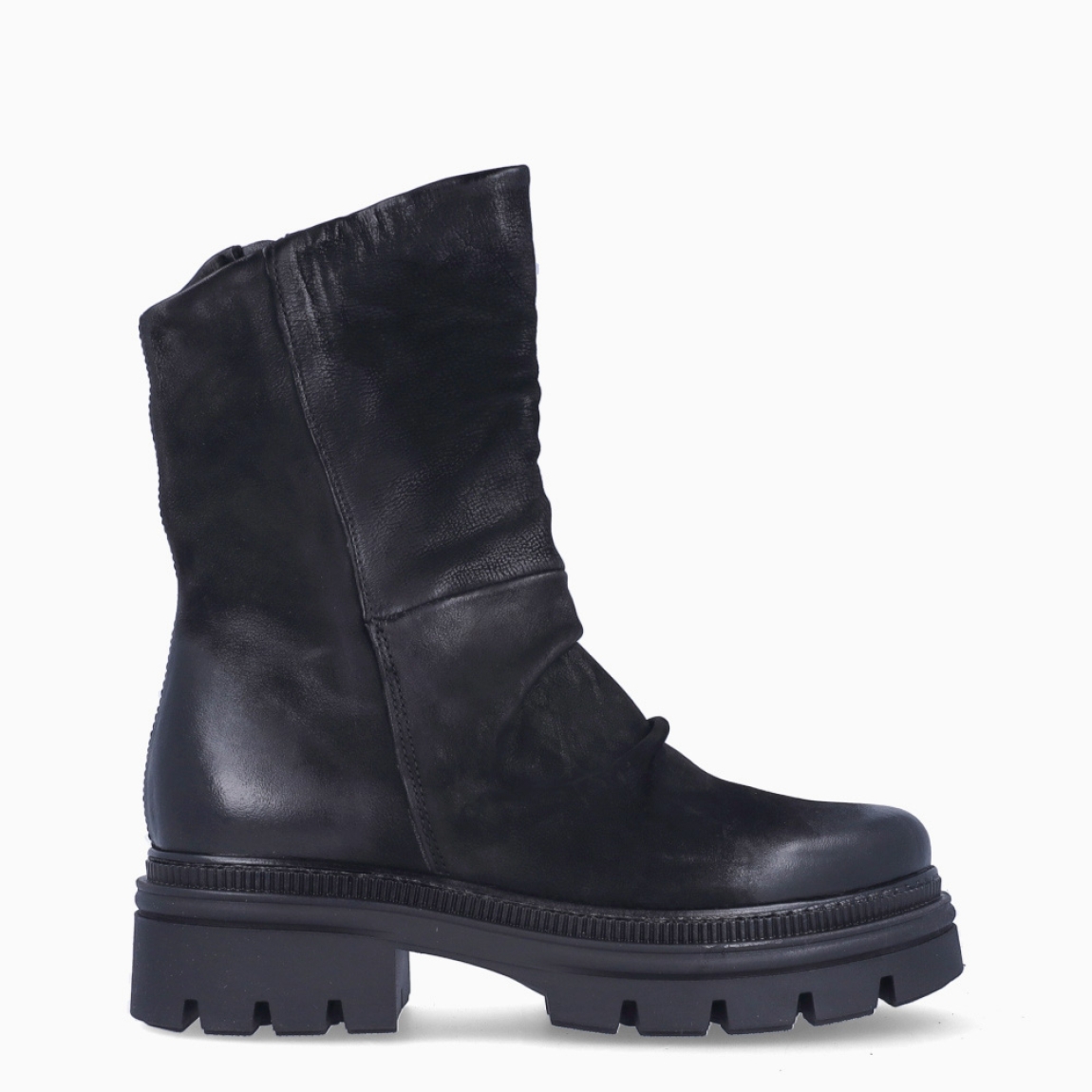Botines de la marca MJUS, modelo CARMELINA. Botines en piel efecto corrugado y desgastado de color negro. Puntera redonda y suela dentada con tacón de 3cm de altura para máxima comodidad. Cierre con cremallera. Botines MJUS CARMELINA, un complemento diseñado con estilo ubano, resistente para todo el día!
