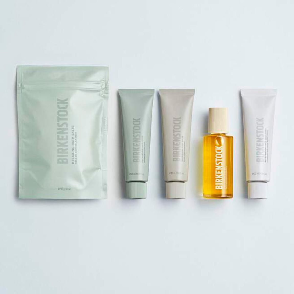 Kit cosmética de la marca BIRKENSTOCK. Kit que contiene complemento de productos esenciales para el cuidado de los pies, el cuerpo y la mente, en un práctico formato de viaje. Este kit BIRKENSTOCK incluye:Sales de baño relajantes, 120 gCrema exfoliante para pies, 30 mlBálsamo nutritivo para pies, 30 mlAceite seco reconfortante, 30 mlLoción tonificante para pies y piernas cansadas, 30 ml