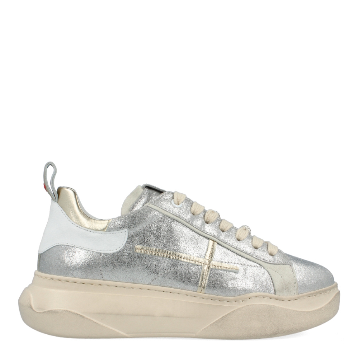 Deportivas de la marca GIO+, modelo GIADA. Exterior de las deportivas en piel color plata brillante con detalle en dorado y ante color gris. Interior de las deportivas en piel color blanco. Cierre de las GIO+ con cordones y plataforma de 3cm de altura. Estas deportivas GIO+ GIADA son unas clásicas que son tendencia esta temporada, no te puede faltar en el armario.