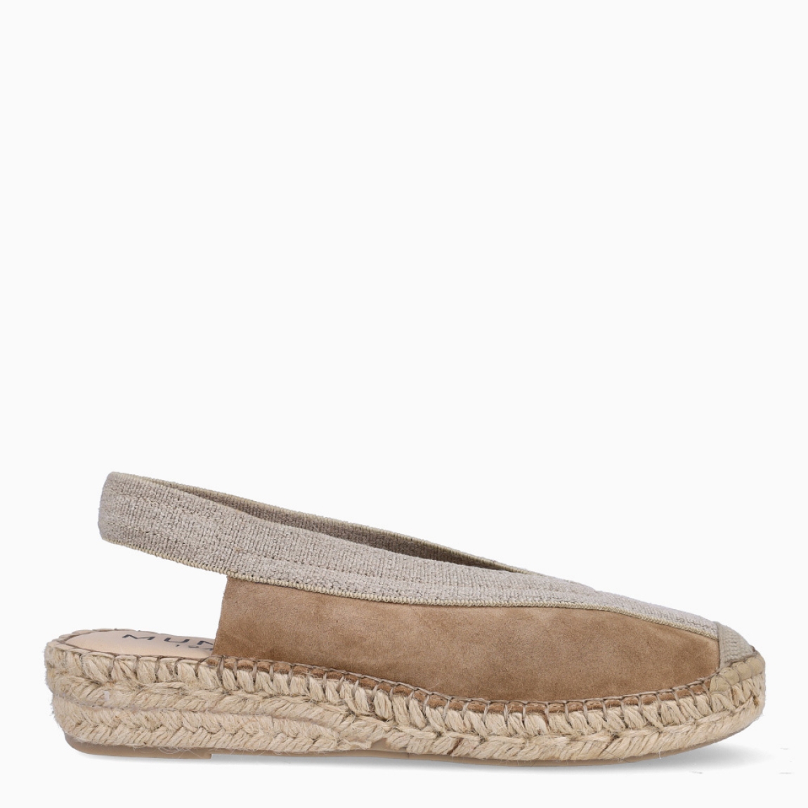 Alpargatas destalonadas de la marca Munné, modelo BENKA. Exterior en ante color camel con punta redonda. Interior en piel color nude. Alpargata clásica con cierre de gomas elásticas que van de pala hasta talón. Alpargata con suela de cuña de piel trenzada. Estas alpargatas Munné BENKA son ideales para esta temporada!