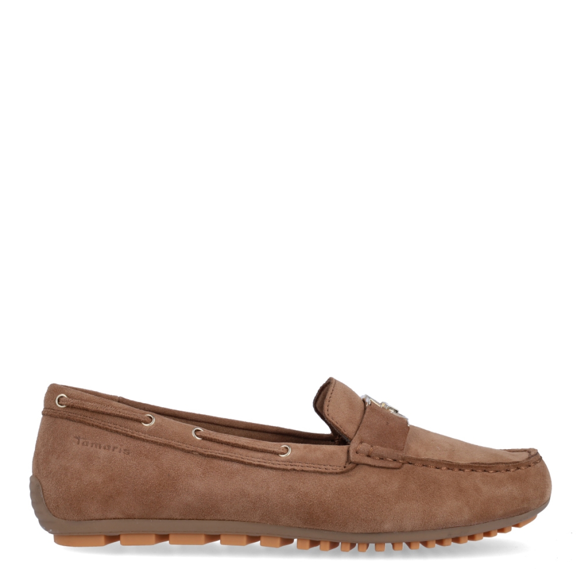 Mocasines de la marca Tamaris, modelo CLARE. Exterior en ante color marrón con punta redonda y detalle de adorno dorado en pala. Interior en piel color marrón. Suela plana y de goma. Estos mocasines Tamaris CLARE son un complemento clásico, perfecto para el día a día!