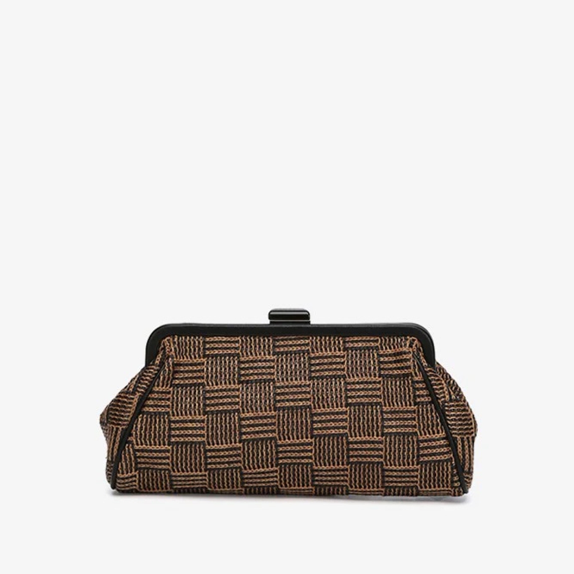Bolso clutch de fiesta de la marca Abbacino, modelo URSULA. Exterior en rafia trenzada color marrón. Forro interior. Cierre superior con boquilla. Incluye una asa bandolera de cadena. Bolso Abbacino URSULA es un complemento que con su estampado geométrico que refleja elegancia y sofisticación, gracias a su silueta y a sus colores. Ideal para acompañarte en eventos especiales.