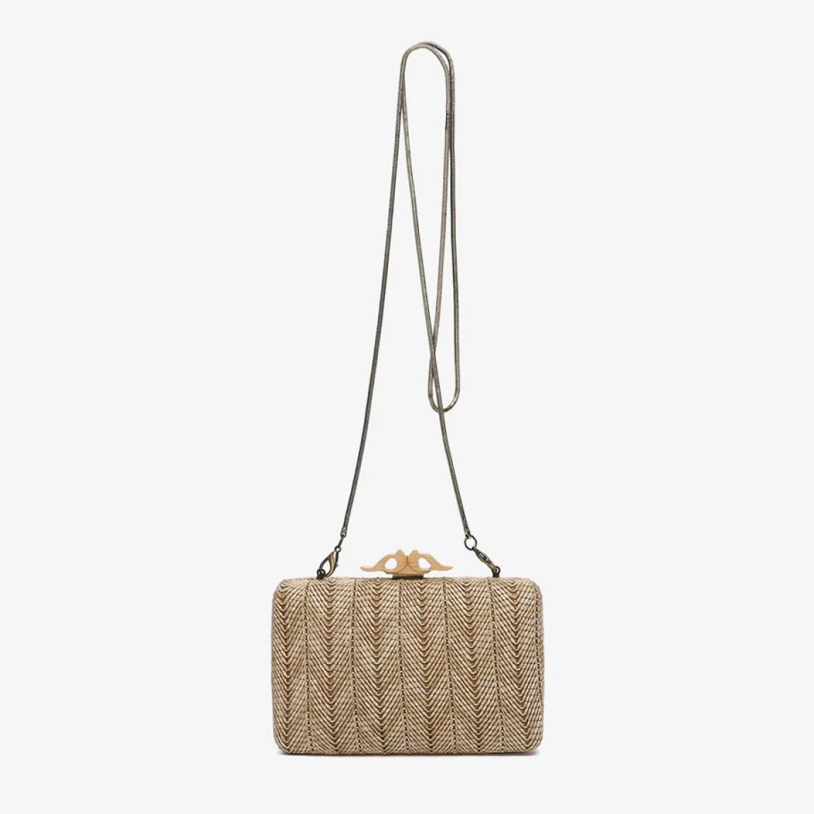 Clutch de fiesta cuadrado de la marca Abbacino, modelo CLEA. Elaborado en rafia trenzada color beig y cierre 3D con el logo Abbacino. Diseño interior perfectamente distribuido. Cierre superior con boquilla. Incluye un asa bandolera de cadena. Medidas: alto 11cm y ancho 17cm. Este bolso Abbacino CLEA es un accesorio especial para eventos en el que llevar tus imprescindibles.