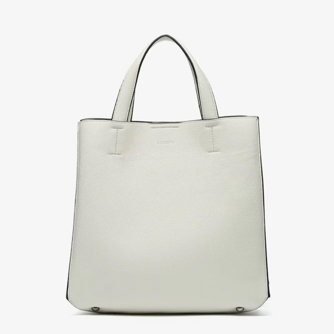 Bolso shopper de mujer de la marca Abbacino, modelo BOCCO. Bolso elaborado en materiales reciclados color blanco. Forro interior y Cierre superior magnético. Bolso Abbacino con asa textil cruzada, que puede regularse y es de quita y pon. Medidas: alto 27cm y ancho 28cm. Este bolso Abbacino BOCCO es un modelo de líneas rectas y muy minimalista que se convertirá en un imprescindible para tu día a día. Un diseño amplio de inspiración marinera e influencia mediterránea.