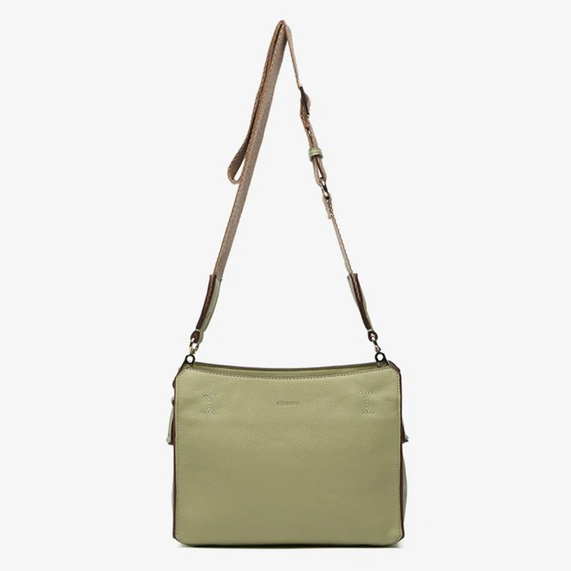 Bandolera de mujer de la marca Abbacino, modelo LOURDES. Bolso elaborado en materiales reciclados color verde. Con forro interior y asa textil cruzada, que puede regularse y es de quita y pon. Cierre superior con cremallera. Medidas: alto 17cm y ancho 24cm. Este bolso Abbacino LOURDES es un modelo de líneas rectas y muy minimalista que se convertirá en un imprescindible para tu día a día. Un diseño amplio de inspiración marinera e influencia mediterránea.