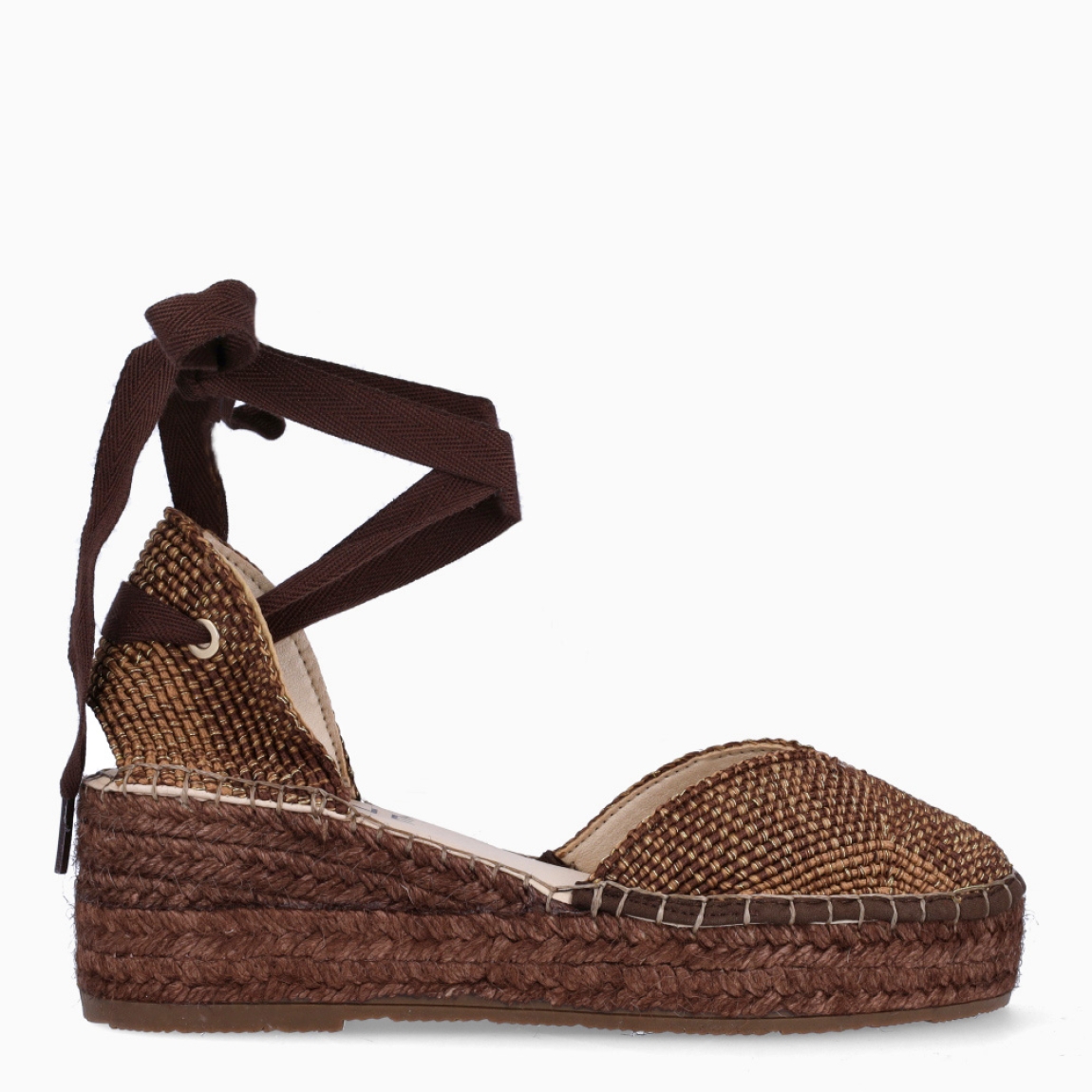 Alpargatas destalonadas de la marca Munné, modelo OLENKA. Exterior en textil color marrón con punta redonda. Interior en piel color nude. Alpargata clásica con cierre de cordones para amarrar. Alpargata con cuña de piel trenzada de 6cm de altura. Estas alpargatas Munné OLENKA son ideales para esta temporada!