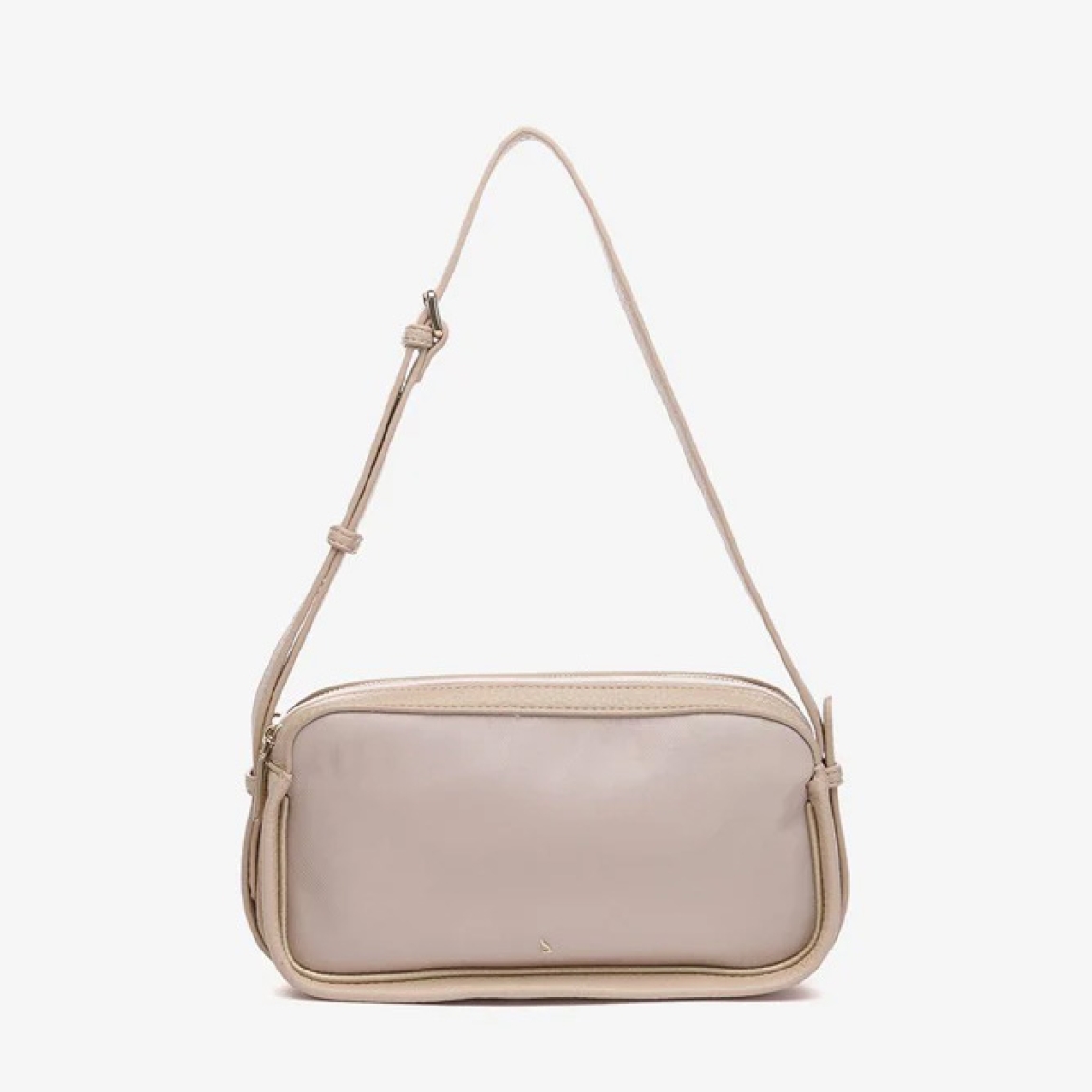 Bandolera de mujer de la marca Abbacino, modelo LAUREN. Elaborada en materiales reciclados color taupe con un sutil acabado satinado. Cuenta con dos compartimentos principales ambos cremallera superior e interior forrado. Logo Abbacino grabado en su frontal. Cierre superior con cremallera. Su asa cruzada textil, puede regularse. Medidas: alto 14cm y ancho 26cm. Este bolso Abbacino LAUREn es un complemento de estilo casual perfecto para acompañarte en tu día a día.