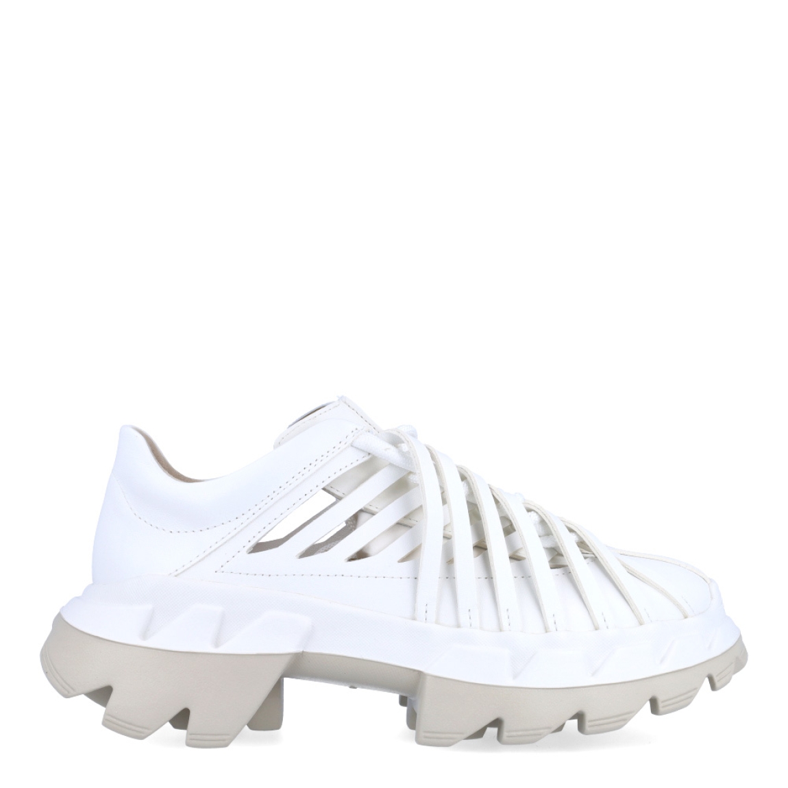 Deportivas de la marca 4CCCCEES, modelo ARKO. Exterior en piel color blanco con detales de tiras. Interior en piel color blanco con plantilla acolchada y extraíble para máxima comodidad. Cierre de las deportivas 4CCCCEES con cordones blancos y suela dentada con plataforma de 4cm de altura. Estas deportivas 4CCCCEES ARKO son unas clásicas combinables con distintos looks!