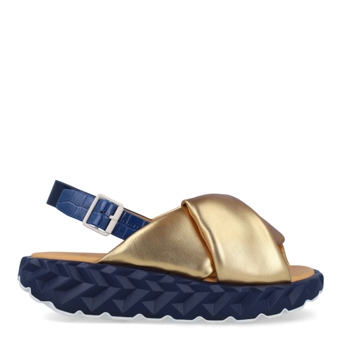 Sandalias de la marca 4CCCCEES, modelo JABARA. Exterior de las sandalias en piel color oro con pala cruzada. Interior de las sandalias en piel color camel. Cierre con hebilla en el tobillo color negro. Sandalias 4CCCCEES con cuña de 3cm de altura con diseño ondulado color negro. Estas sandalias 4CCCCEES JABARA tiene el diseño perfecto entre originalidad y ligereza que te acompañará en tu día a día en esta temporada.