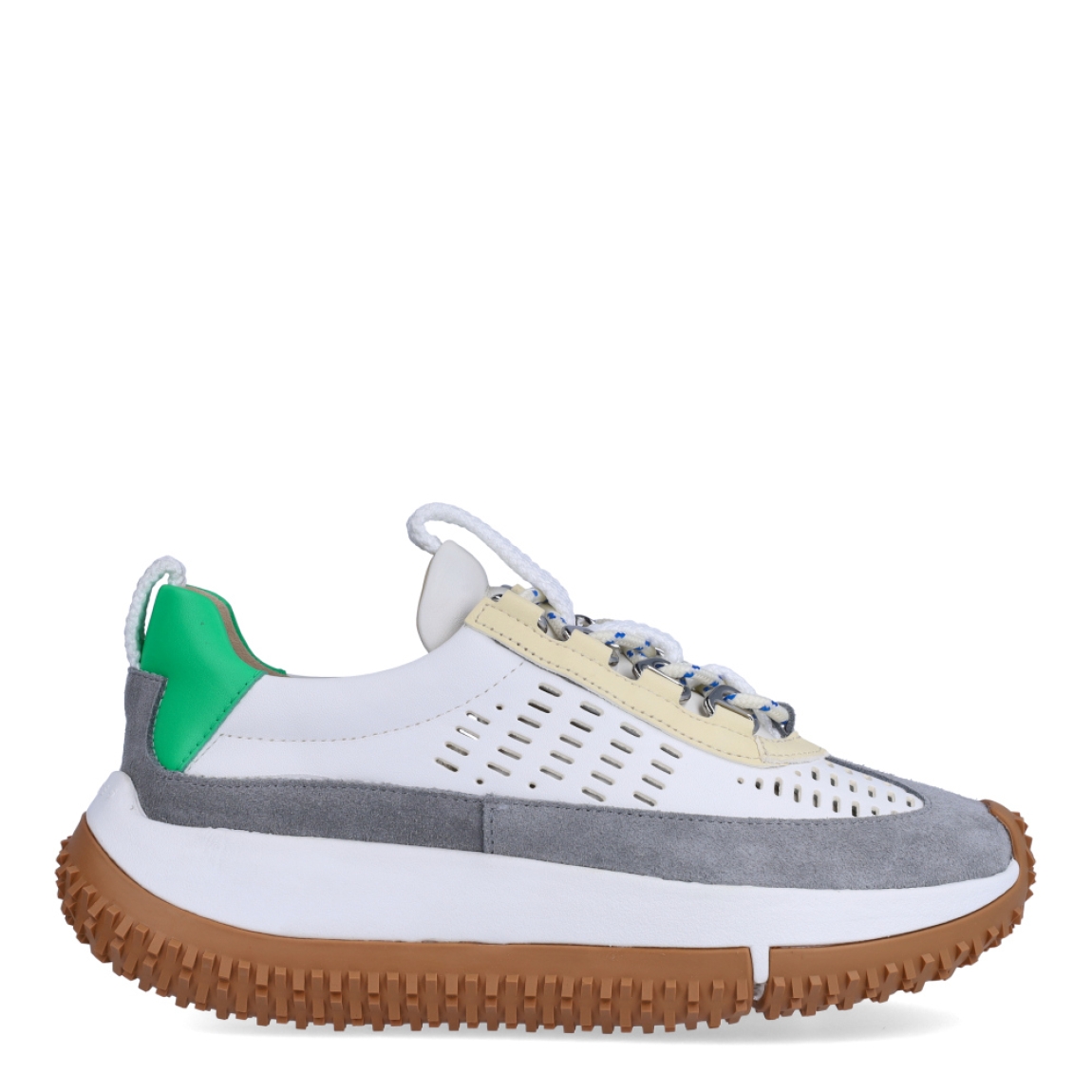 Deportivas de la marca 4CCCCEES, modelo KAPOK. Exterior en piel troquelada color blanco con detales en gris y verde. Interior en piel color beig con plantilla acolchada y extraíble para máxima comodidad. Cierre de las deportivas 4CCCCEES con cordones blancos y suela dentada con plataforma de 4cm de altura. Estas deportivas 4CCCCEES KAPOL son unas clásicas combinables con distintos looks!