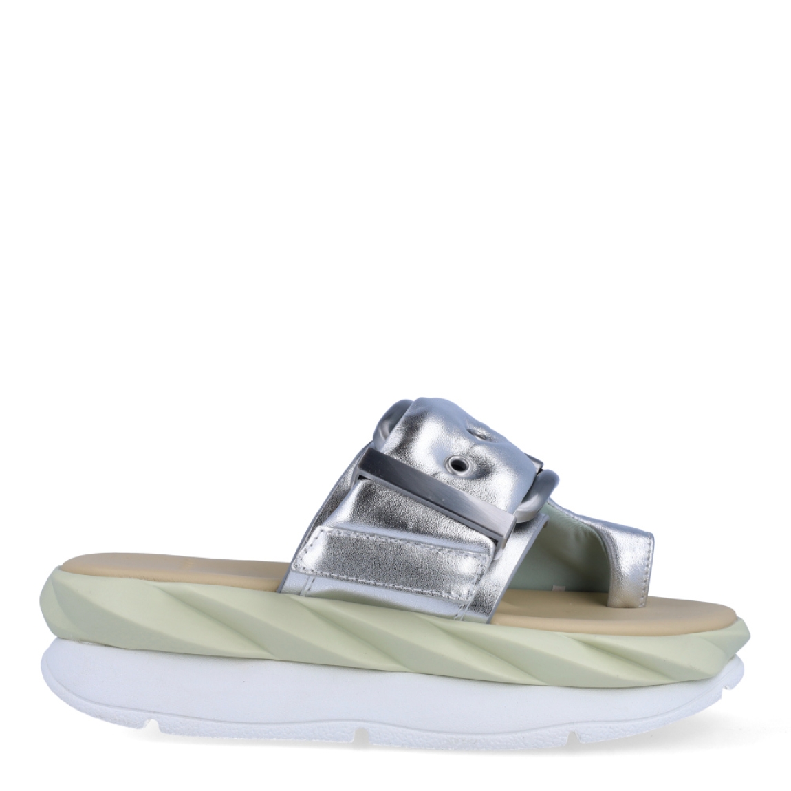 Sandalias de la marca 4CCCCEES, modelo MELLOW. Exterior de las sandalias en piel color plata con diseño de hebilla acolchada en pala. Interior de las sandalias en piel color beig. Sandalias 4CCCCEES con plataforma de 4cm de altura con diseño ondulado color blanco y beig. Estas sandalias 4CCCCEES MELLOW tiene el diseño perfecto entre originalidad y ligereza que te acompañará en tu día a día en esta temporada.