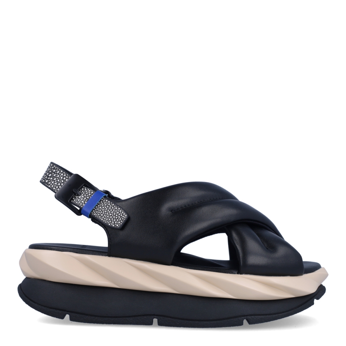 Sandalias de la marca 4CCCCEES, modelo MELLOW. Exterior de las sandalias en piel color negro con pala cruzada. Interior de las sandalias en piel color negro. Cierre con hebilla en el tobillo. Sandalias 4CCCCEES con plataforma de 4cm de altura con diseño ondulado color beig y negro. Estas sandalias 4CCCCEES MELLOW tiene el diseño perfecto entre originalidad y ligereza que te acompañará en tu día a día en esta temporada.