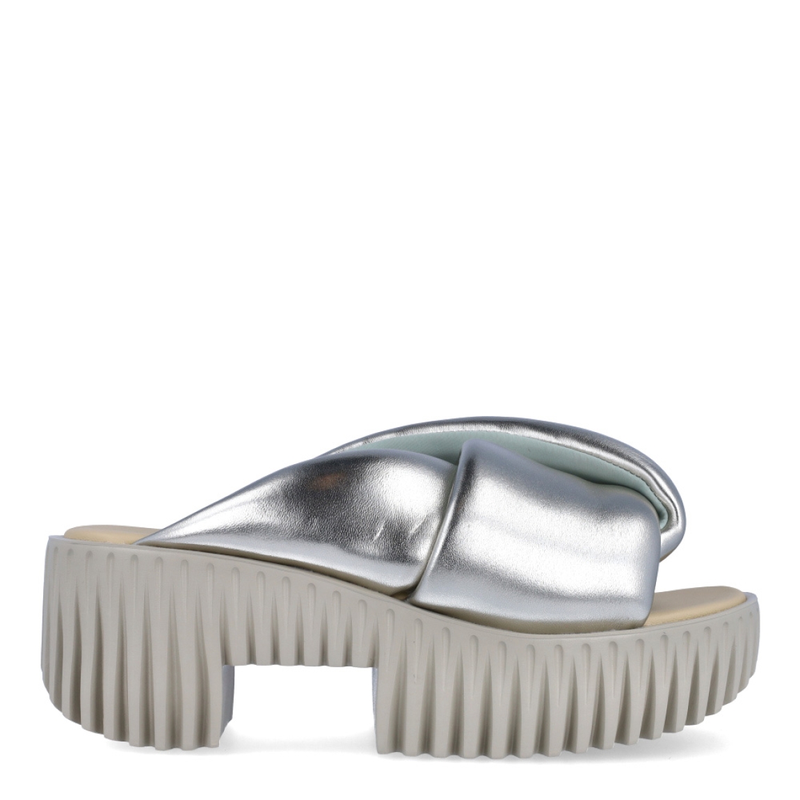 Sandalias de la marca 4CCCCEES, modelo PLIA. Exterior de las sandalias en piel color platino con pala cruzada acolchada. Interior de las sandalias en piel color beig. Sandalias 4CCCCEES con cuña de 7cm de altura con diseño dentado. Estas sandalias 4CCCCEES PLIA tiene el diseño perfecto entre originalidad y ligereza que te acompañará en tu día a día en esta temporada.