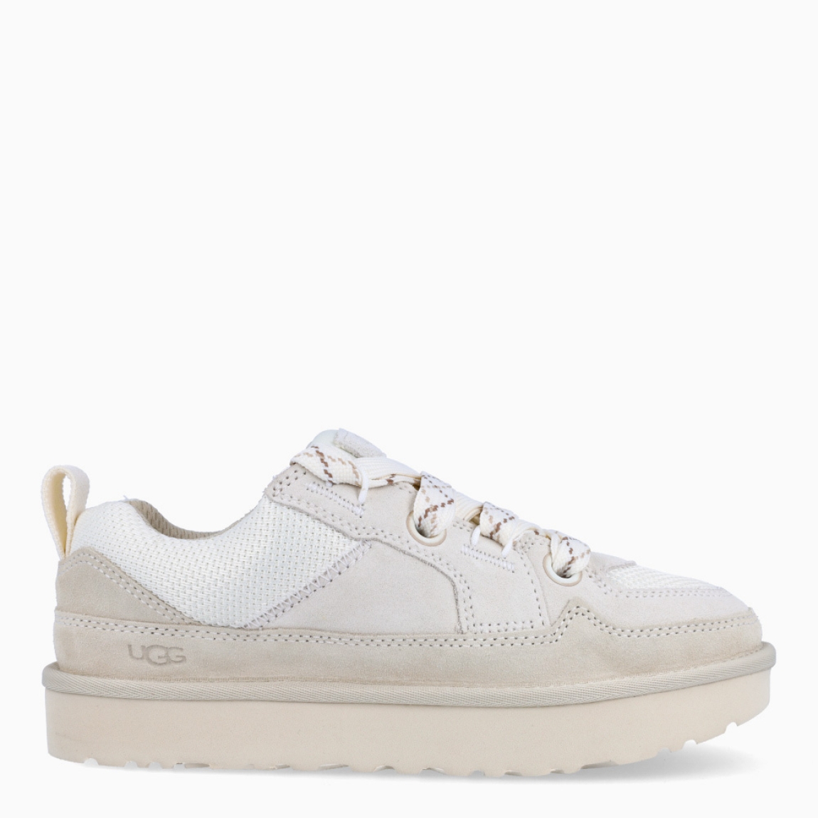 Deportivas de la marca UGG, modelo LO LOWMEL. Deportivas elaboradas en ante color crudo. Empeine de malla de lona balística reciclada, tira de cincha en el talón, parche con logotipo de UGG®, lengüeta acolchada extragrande. Cordones de estas UGG con planos bicolor, sistema doble de cordones. Forro de malla de poliéster confeccionado en un 55 % de poliéster modificado con carbón vegetal y en un 45 % de poliéster normal. Suela de goma EVA de caña de azúcar. Estas deportivas UGG LO LOWMEL son unas clásicas, ideales para tu día a día!