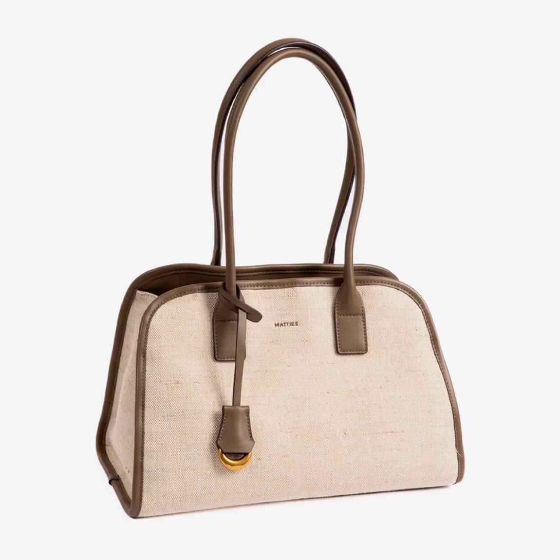 Bolso de la marca Matties, modelo LUMA. Elaborada con lona color beige con detalle en marrón cuero. Bolsillos estratégicamente ubicados para llevarlo todo organizado. Diseño con doble asa para el hombro. Interior forrado en textil suave al tacto. Bolso Matties LUMA, tiene el tamaño ideal para llevar tus imprescindibles. Medidas: alto 24cm y largo 34cm.