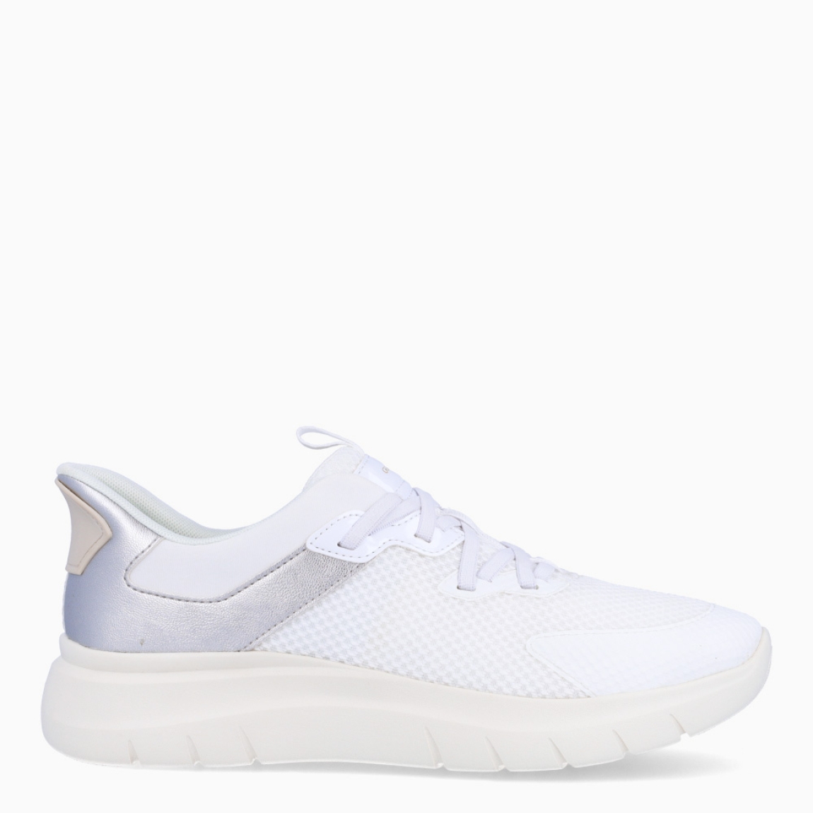 Deportivas de la marca Geox, modelo D670. Elaboradas en nyalon color blanco con efecto rejilla transpirables y detalle en plateado en el talón. Interior en piel color blanco con plantilla acolchada y extraíble para máxima comodidad. Deportivas Geox con cordones blancos y suela de goma plana. Deportivas Geox D670, complemento clásico para tu día a día!