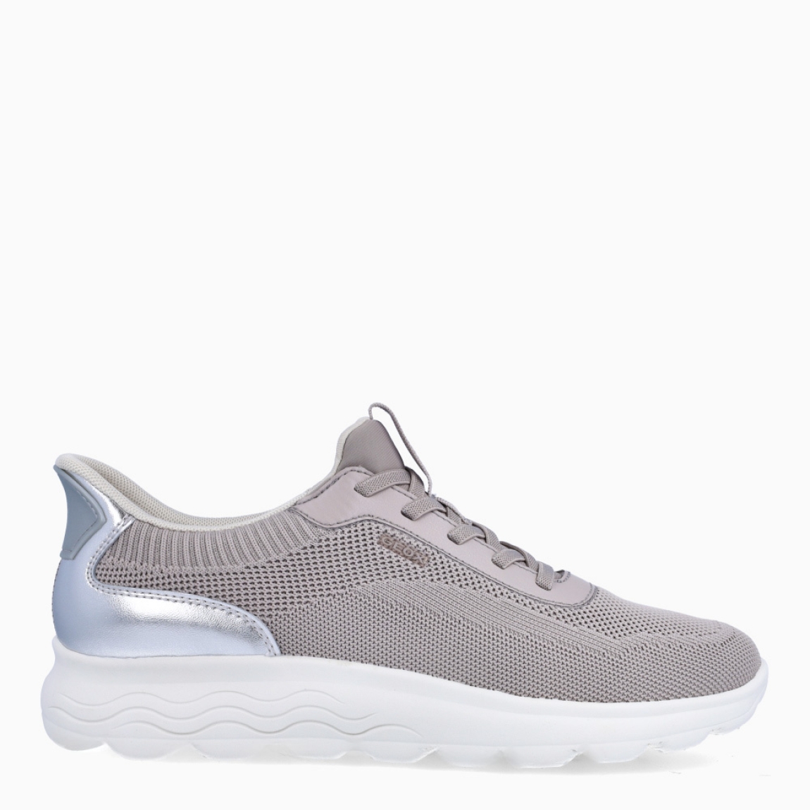 Deportivas de la marca Geox, modelo D55. Elaboradas en naylon color gris, transpirables y detalle en plateado en el talón. Interior en piel color gris con plantilla acolchada y extraíble para máxima comodidad. Deportivas Geox con cierre de cordones y suela dentada de goma plana. Deportivas Geox D55, complemento clásico para tu día a día!