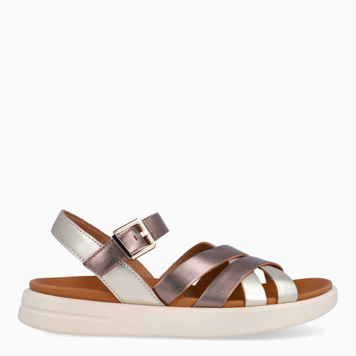 Sandalias de la marca Geox, modelo MOCHE. Exterior de las sandalias en piel color beig con diseño de tiras cruzadas. Interior de las sandalias en goma color camel. Cierre de las sandalias Geox con hebilla en el tobillo. Sandalias Geox con suela plana de 2.5cm de altura. Estas sandalias Geox MOCHE son el complemento clásico e ideal para tu armario de temporada, podrás lucirlos en tu día a día con una comodidad máxima!