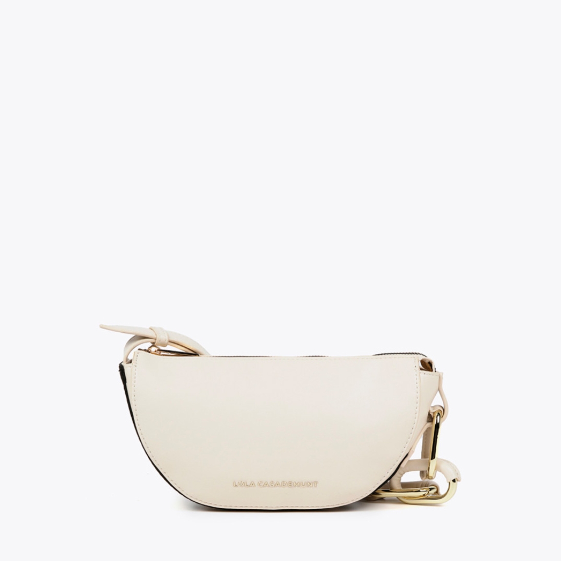 Bolso de la marca Lola Casademunt, modelo KENNA. Exterior en piel color blanco con aplicacion de logo en parte frontal. Cierre con hebilla y asa bandolera con estampado de logo. Medidas: alto 12cm y ancho 24cm. Este bolso Lola Casademunt, modelo KENNA es ideal para llevar a todos lados!