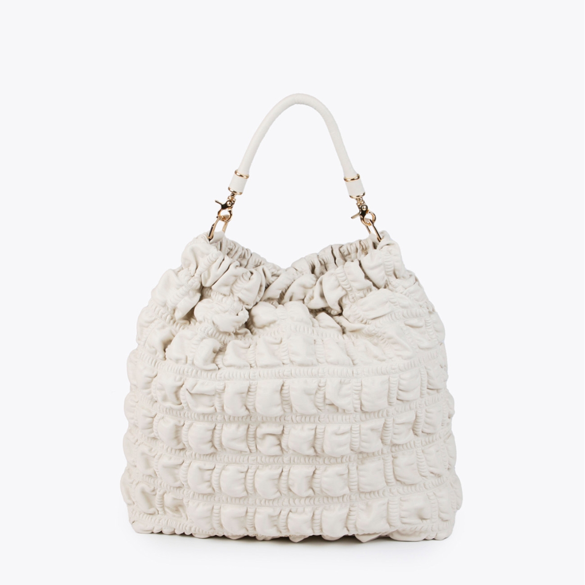 Bolso shopper de la marca Lola Casademunt, modelo SALOMÉ. Elaborado en piel color blanco con efecto acolchado detalles de nudos en asas. Contiene pequeño compartimento interior y asa bandolera. Cierre con cordón ajustable. Medidas: alto 26cm y ancho 34cm. Este bolso Lola Casademunt SALOMÉ es ideal para llevar tus imprescindibles a todos lados con estilo y comodidad.