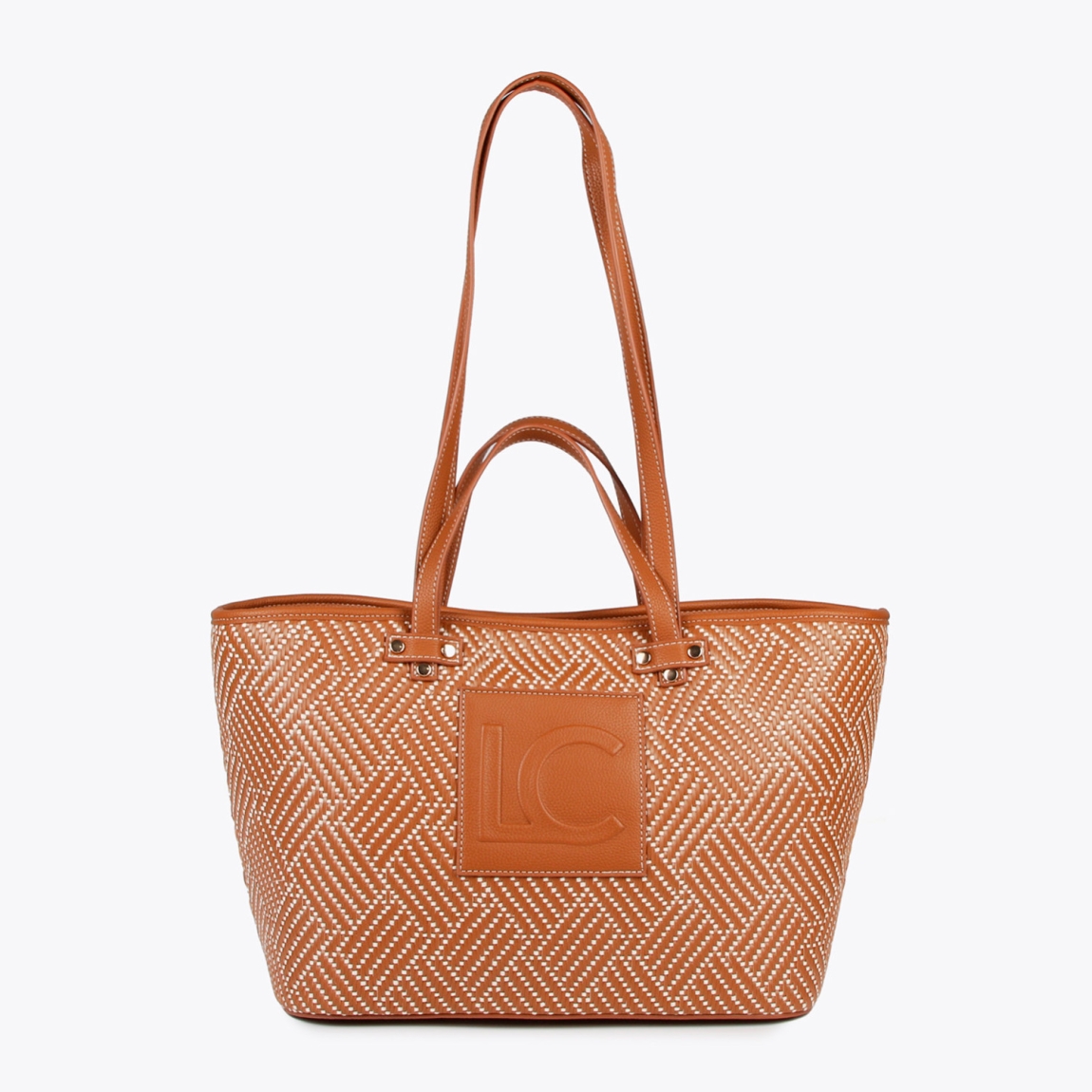 Bolso de la marca Lola Casademunt, modelo BUCKE. Bolso elaborado en piel trenzada color marrón. Contiene pequeño bolsillo interior con cremallera y asa bandolera ajustable. Cierre con cordón ajustable. ALTO: 26 cm - ANCHO: 40 cm / BANDOLERA: 54 cm. Bolso Lola Casaemunt BUCKE ideal para llevar a todos lados!