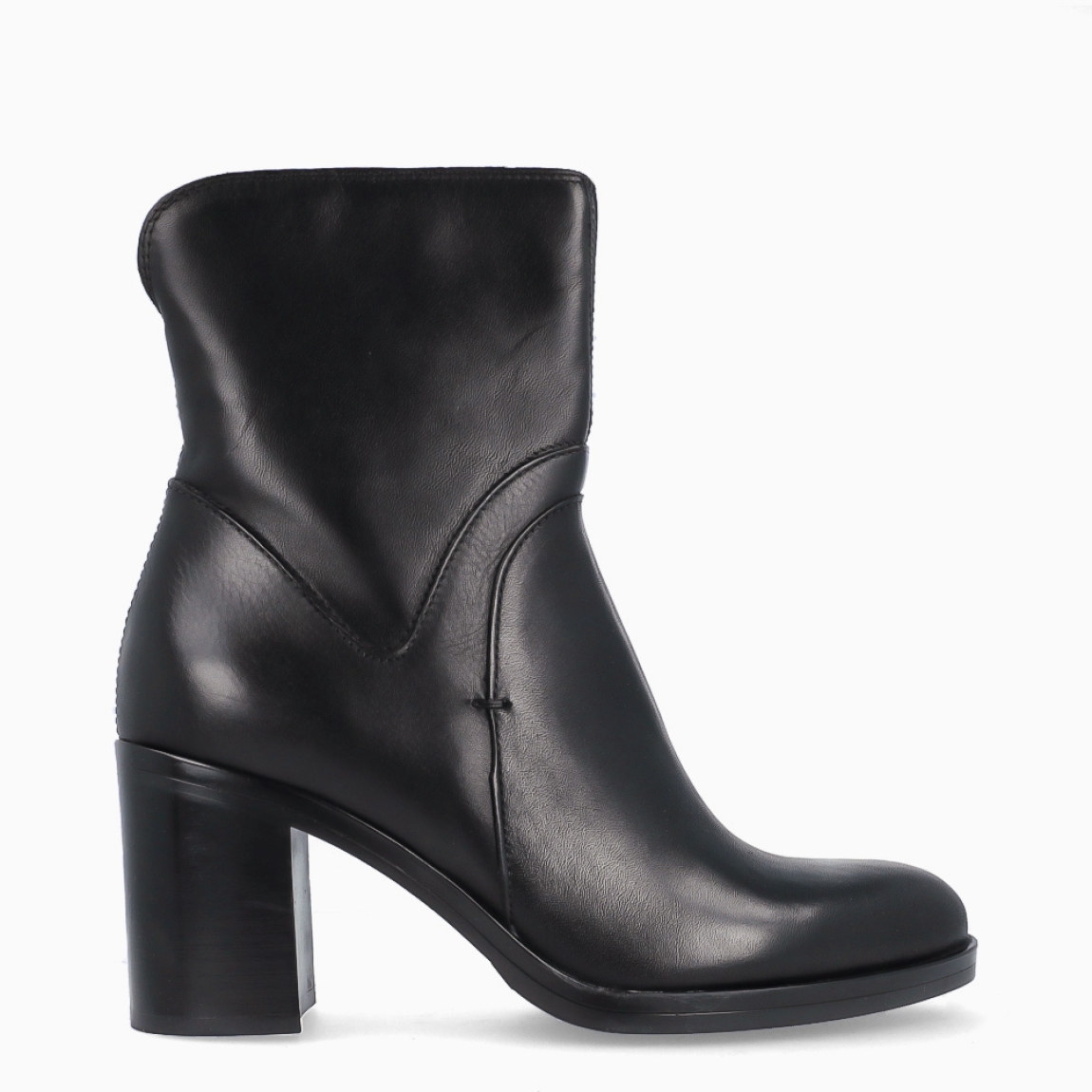 Los botines MJUS LEONELLA destacan por su diseño clásico y versátil, perfectos para completar cualquier look de diario. Están confeccionados en piel de color negro con un elegante acabado liso, que aporta un estilo atemporal y fácil de combinar.Incorporan un tacón de 6 cm, que ofrece la altura ideal sin renunciar a la comodidad y la estabilidad en cada paso. Además, cuentan con cierre de cremallera, facilitando un ajuste cómodo y práctico. Los MJUS LEONELLA son el complemento perfecto para el día a día, combinando calidad, confort y un diseño sofisticado.