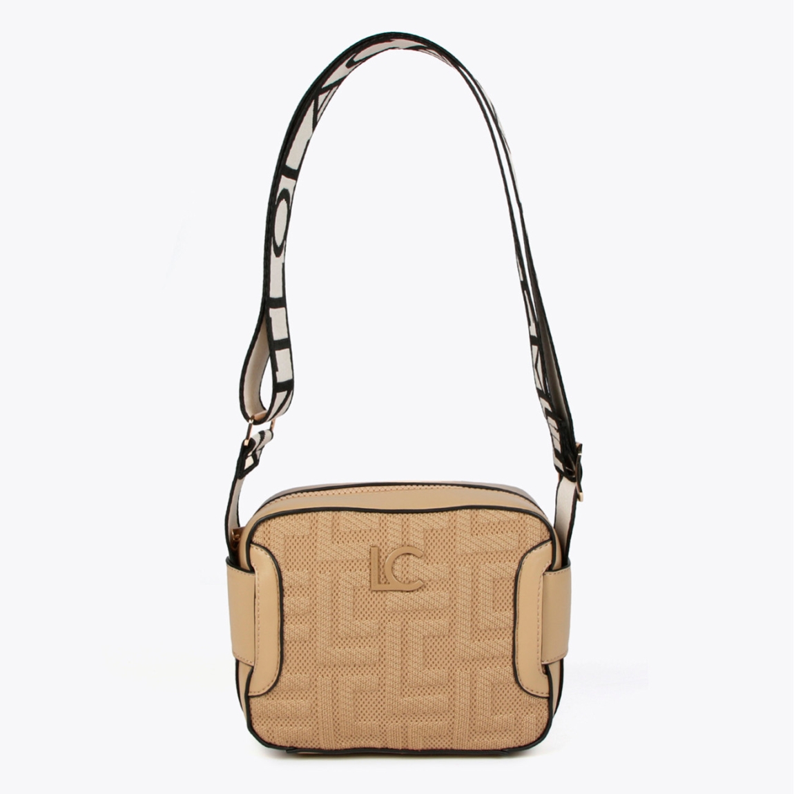 Bolso bandolera de la marca Lola Casademunt, modelo SHERYL. Bolso con estilo camera bag en tejido monograma color camel con asa logotipada. Contiene pequeño compartimento interior. Cierre con cremallera. Medidas altura 14cm y ancho 18cm. Este bolso Lola Casademunt SHERYL es ideal para llevar a todos lados, muy practico y con mucho estilo a la vez!