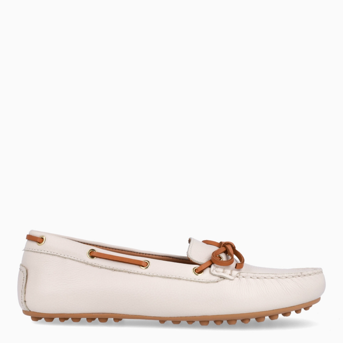 Mocasines de la marca Geox, modelo JOSELYN. Mocasines elaborados en piel color hielo con detalle de lazo camel en la pala. Interior en piel color camel. Suela de mocaisnes Geox dentado de goma plana. Mocasines Geox JOSELYN, ideales para tu día a día!