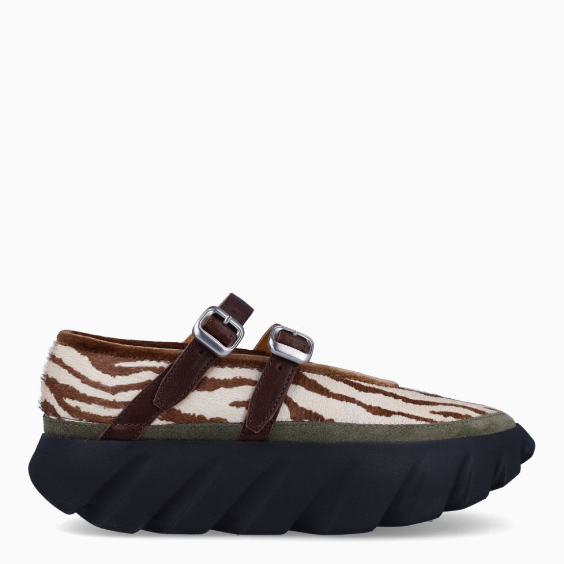 Merceditas de la marca 4CCCCEES, modelo TURA BALLET. Exterior pelo con estampado animal print de cebra. Interior en piel color beige. Cierre con doble hebilla en pala color negro. Suela dentada con plataforma con 4cm de altura. Estas merceditas 4CCCCEES TURA BALLET tienen un diseño divertido que le dará personalidad a tus looks de temporada. y sobre todo te garantizarán la máxima comodidad.