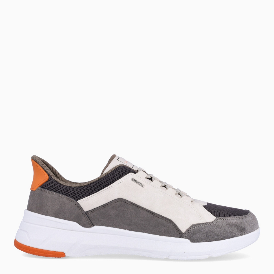 Deportiva de la marca Geox, modelo U VITTOUR PLUS. Exterior en naylon color gris y detalles en ante. Interior en textil. Cierre con cordones. Suela de goma con cuña de 2cm. Plantilla desmontable es práctica e higiénica, garantizando la máxima comodidad. U VITTOUR PLUS se propone como una revolución del concepto de deportiva, por su excelente nivel de comodidad, transpirabilidad y amortiguación. Un modelo de estilo emblemático para quienes aman distinguirse pero no quieren renunciar al confort.