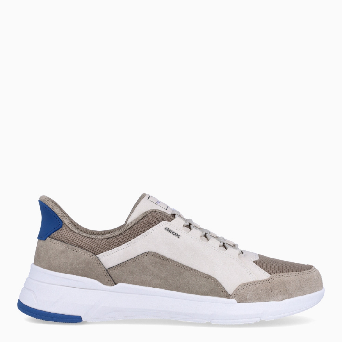 Deportiva de la marca Geox, modelo U VITTOUR PLUS. Exterior en naylon color taupe y detalles en ante. Interior en textil. Cierre con cordones. Suela de goma con cuña de 2cm. Plantilla desmontable es práctica e higiénica, garantizando la máxima comodidad. U VITTOUR PLUS se propone como una revolución del concepto de deportiva, por su excelente nivel de comodidad, transpirabilidad y amortiguación. Un modelo de estilo emblemático para quienes aman distinguirse pero no quieren renunciar al confort.