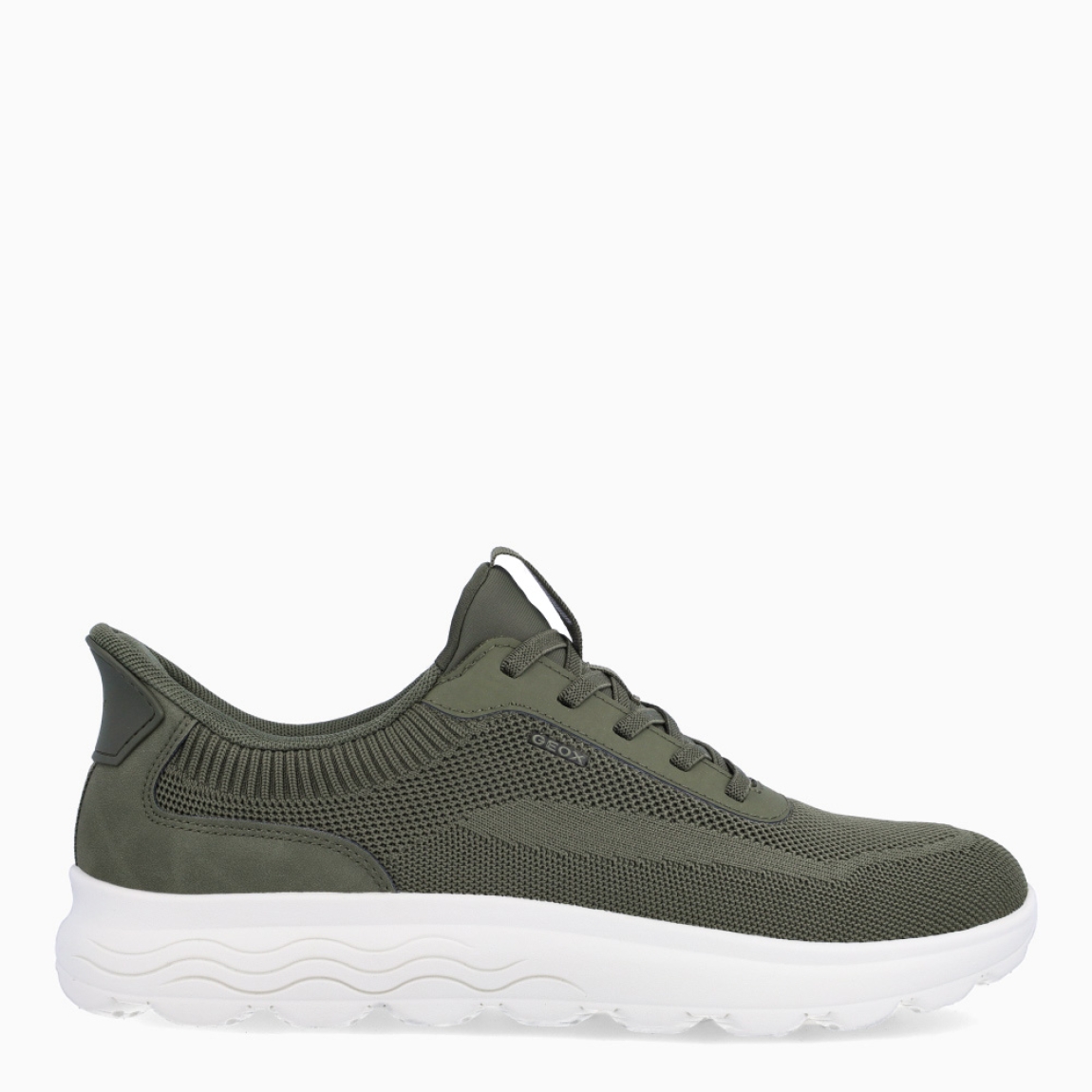 Deportiva de la marca Geox, modelo U5M. Exterior en naylon verde. Interior en textil de color verde. Cierre con cordones. Suela de goma plana. Plantilla desmontable es práctica e higiénica, garantizando la máxima comodidad. U5M se propone como una revolución del concepto de deportiva, por su excelente nivel de comodidad, transpirabilidad y amortiguación. Un modelo de estilo emblemático para quienes aman distinguirse pero no quieren renunciar al confort.