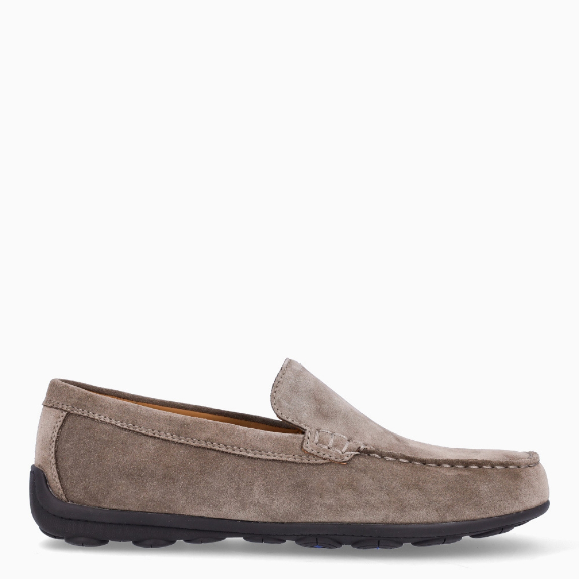 Mocasines clásicos de la marca Geox, modelo Spherica EC16. Mocasines de ante color taupe, ideales para combinar con diferentes looks. Plantilla interior acolchada y extraíble, para mayor comodidad durante todo el día. Mocasines con suela de goma plana. Mocasines Geox Spherica EC16, un complemento perfecto para esta temporada!