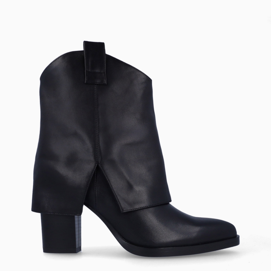 Botines camperos de la marca Itse, modelo RIOTA. Exterior en piel color negro con punta lápiz y caña doblada. Interior en piel color negro. Botines Itse con tacón de 7cm. Estos botines Itse RIOTA son ideales para ti, un complemento perfecto para tus looks de temporada!