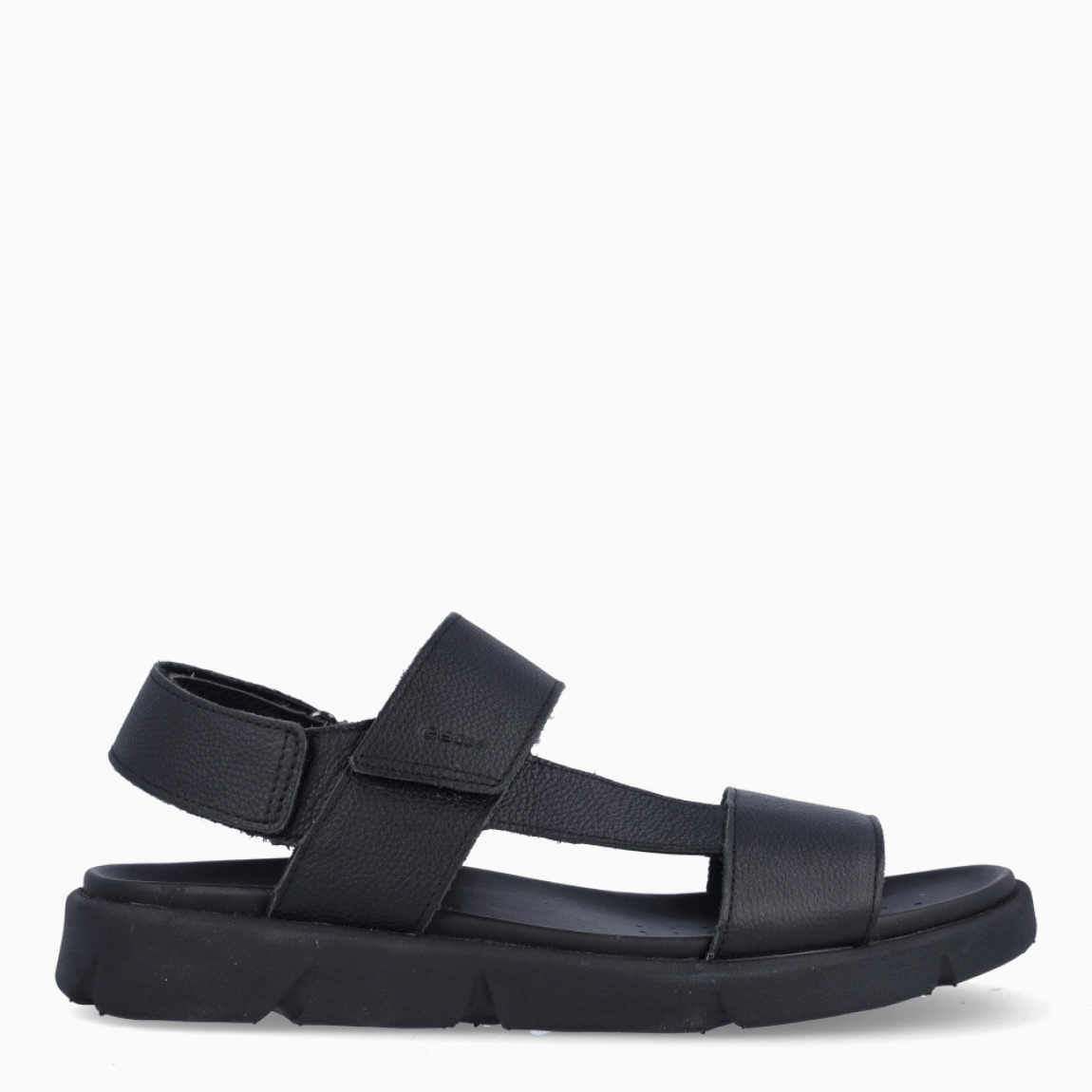 Sandalias para hombre de la marca Geox, modelo XAND 2S. Sandalias elaboradas en piel lisa color negro. Sandalias Geox con doble tiras en pala y lateral. Sandalias Geox con cierre en velcro. Sandalias con suela plana de goma. Sandalias GEOX XAND 2S, básicas para tu día a día, para que vayas a donde sea con máxima comodidad.