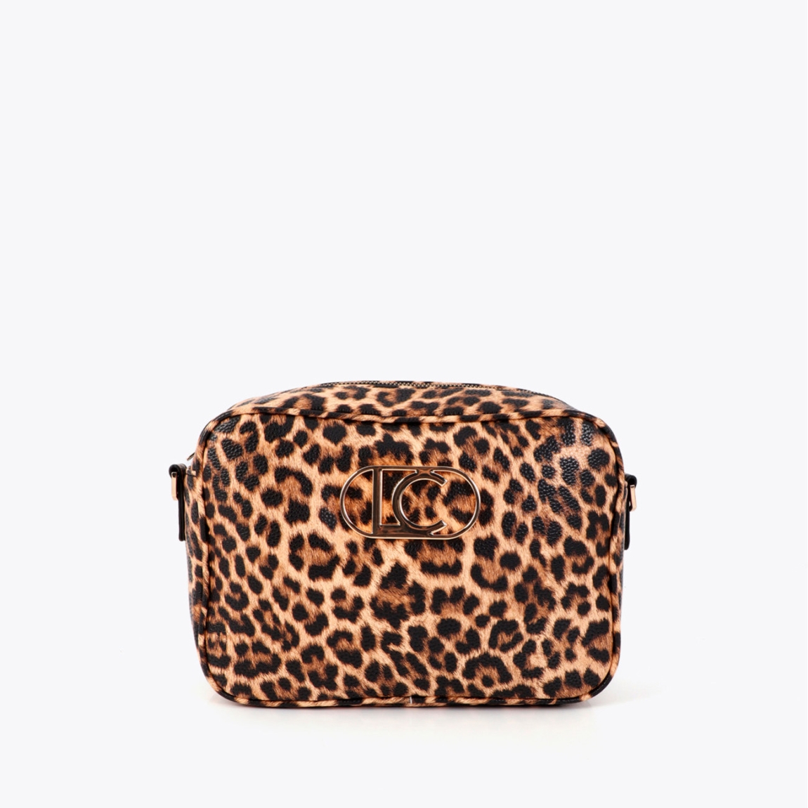 Bolso bandolera de la marca Lola Casademunt, modelo LEONARD. Bolso elaborado en polipiel con estampado leopardo es práctico y elegante. Confeccionado en material resistente, presenta un cierre de cremallera y detalles metálicos en dorado. Ideal para llevar lo esencial con estilo.ALTO 17cm ANCHO 24cm PROFUNDIDAD 8cm